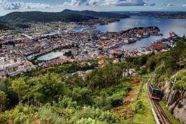 Utsikt over Bergen og Fløibanen i forgrunnen