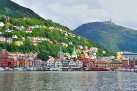 Bergen er omkranset av syv byfjell. To av disse er Ulriken (643 moh.) og  Fløyfjellet (400 moh.).