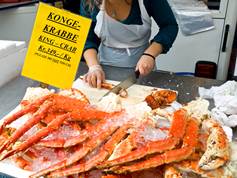 Fisketorget i Bergen er et av Norges mest kjente utendørsmarkeder. Her selges sjømat, frukt og grønnsaker.