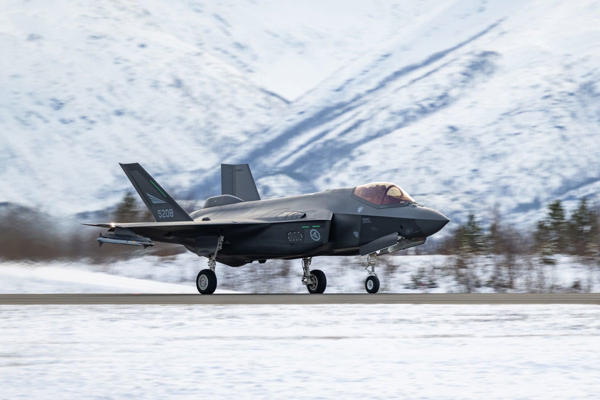 Figur 2.1 Norsk F-35 på Evenes flystasjon. F-35 er et amerikansk kampfly som produseres i USA med enkelte deler og komponenter fra norsk industri.