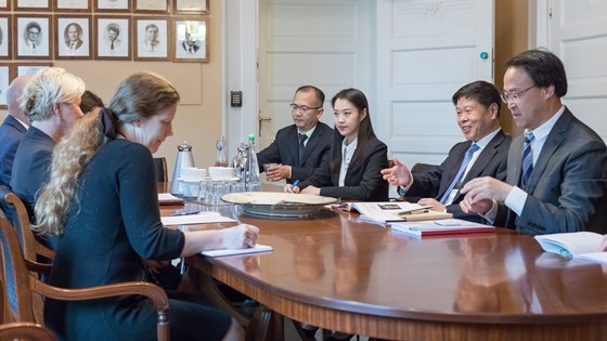 Kinas skatteminister Wang Jun med sin stab på besøk i Finansdepartementet