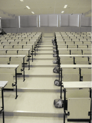 Figure 4.11 Prosjektet «House Gymnastics» handlar om å ta i bruk kropp og rom på ein ny måte. «House Gymnastics» er eit spanande prosjekt med dansekunstnaren Gitte Bastiansen og fotografen Ida Hjerkinn. Biletet viser elevar ved Dokka ungdomsskole.