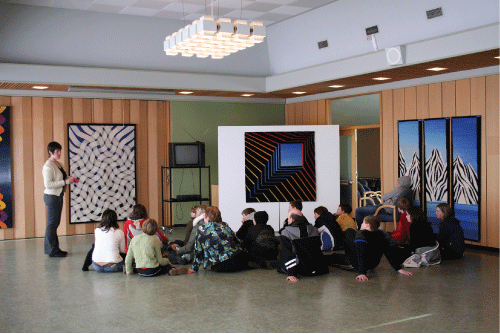 Figure 4.3 Pupils in Øknes Municipality meet the textile artist Kari Vevle, whose work is being exhibited.