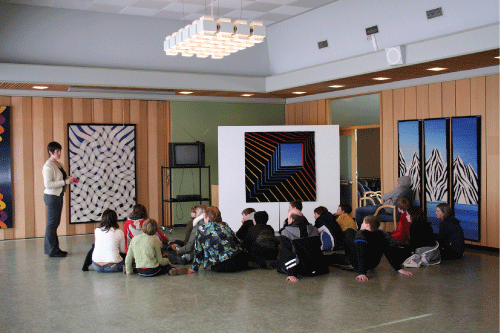 Figure 4.3 Pupils in Øknes Municipality meet the textile artist Kari Vevle, whose work is being exhibited.