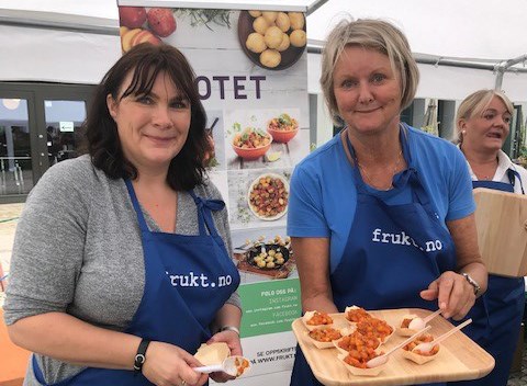 Elisabeth Skjeggestad og Toril Guldbrandsen fra Opplysningskontoret for frukt og grønt serverte potetretter.