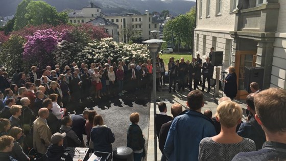 Statsministeren taler til forsamling på åpningen av Bjerknessenteret for klimaforskning i Bergen.