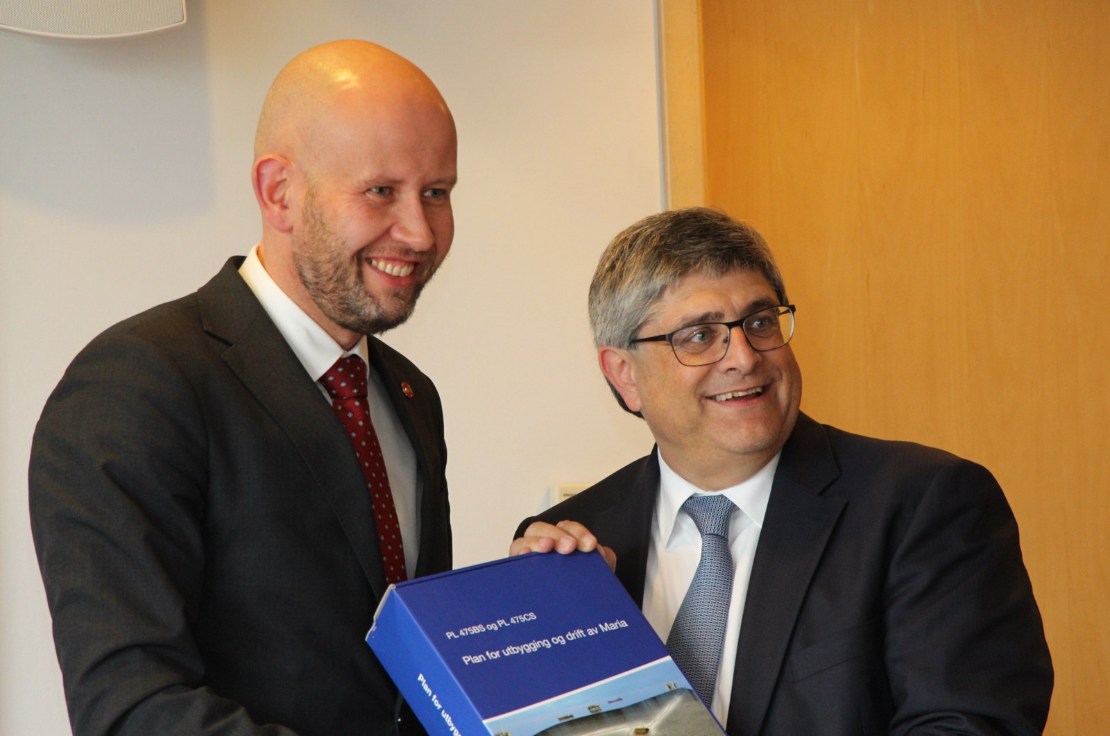 Olje- og energiminister Tord Lien og direktør for leting og produksjon i Europa og Midt-Østen Martin Bachmann (Foto: OED).