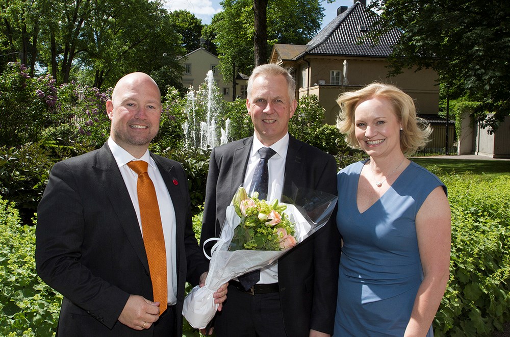Anders Anundsen med de to nye høyesterettsdommerne Espen Bergh og Cecilie Østensen Berglund