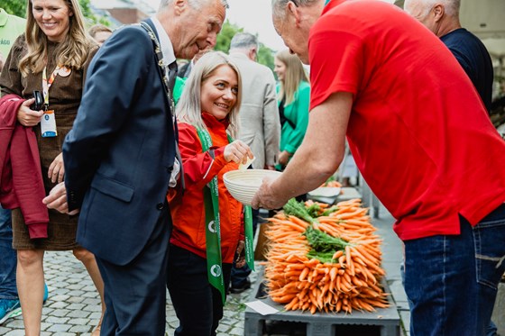 Landbruks- og matministeren besøker en av utstillerne på Trøndersk matfestival.