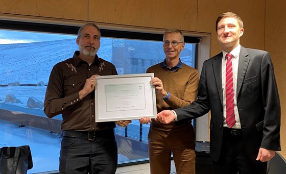 Dainis Ruņģis, Genebank manager at the Latvian Gene bank (left) and Martins Klive, Latvia's ambassador to Norway receives the certificate to the new depositor from Geir Dalholt, deputy director at the Norwegian Ministry of Agriculture and Food. 