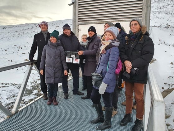 Representanter fra den latviske delegasjonen med sin første frødeponering til Svalbard Globale frøhvelv, sammen med staben fra NordGen og Geir Dalholt fra landbruks- og matdepartementet (til høyre).