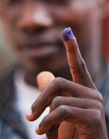 Figur 3.3 Jeg har stemt! En finger farget av blekk er et symbol på oppfyllelse av demokratiske rettigheter i mange utviklingsland.