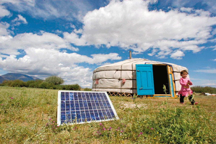 Figur 4.4 Tilknytning til det nasjonale strømnettet ligger langt fram i tid for mange. Da kan strøm fra solcellepanel være en god løsning, som hos denne familien i Mongolia.