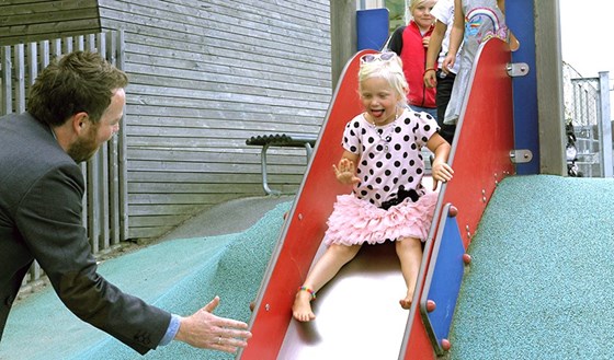 Bilde av barn i barnehagen sammen med kunnskapsministeren.