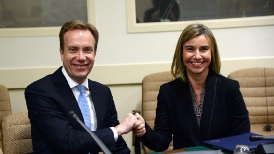Utenriksminister Børge Brende og EUs høyrepresentant for utenrikssaker og sikkerhetspolitikk, Federica Mogherini tar hverandre i hendene.
