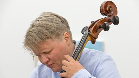 Lene Grenager som speler på cello.