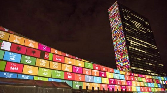 FN-bygningen ble lyssatt i anledning vedtaket av de nye bærekraftsmålene. Foto: Cia Pak, FN