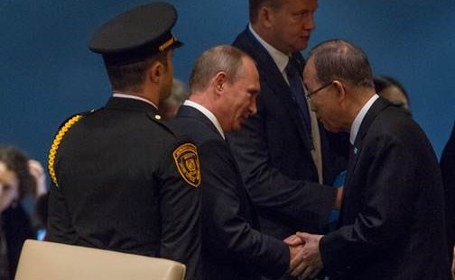 Russlands president Vladimir Putin hilser på generalsekretær Ban Ki-moon under FNs generalforsamling. Foto: FN
