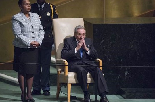 Cubas president Raul Castro gjør seg klar til å tale under FNs generalforsamling. Foto: Amanda Voisard, FN