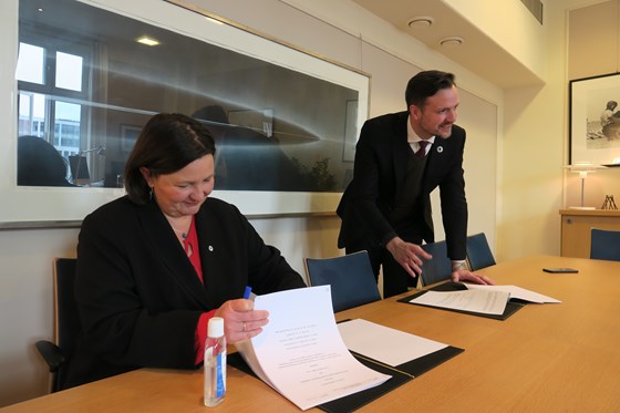 Minister of International Development Dag-Inge Ulstein and Secretary General of Norwegian People's Aid, Henriette Killi Westhrin, are signing the agreement. 
