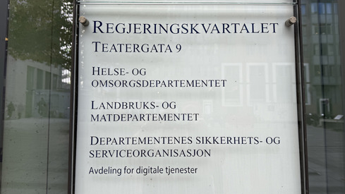 Bilde skiltet utenfor regjeringsbygning 6
