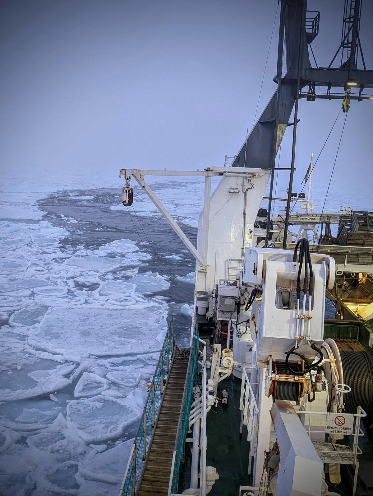 Figur 2.5 Forskingsfartøyet «Helmer Hanssen» på økosystemtokt rundt Svalbard.