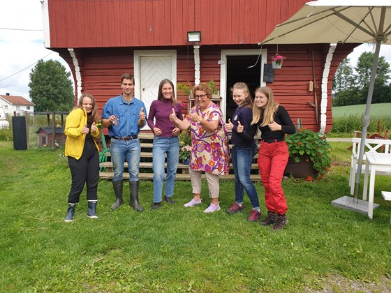 Landbruks- og matministeren besøkte denne uken Sander Nordstuen gård for å lære mer om Grønt Spatak og møte ungdommer som har jobbet på gårder i sommerferien gjennom Grønt Spatak.