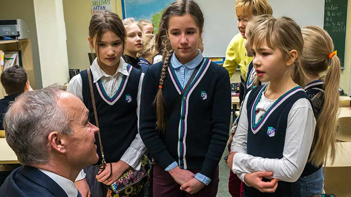 Statsråd Jan Tore Sanner saman med estiske fjerdeklassingar