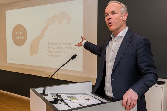 Kommunal- og moderniseringsminister Jan Tore Sanner presenterer stortingsmeldingen om nye og større regioner.