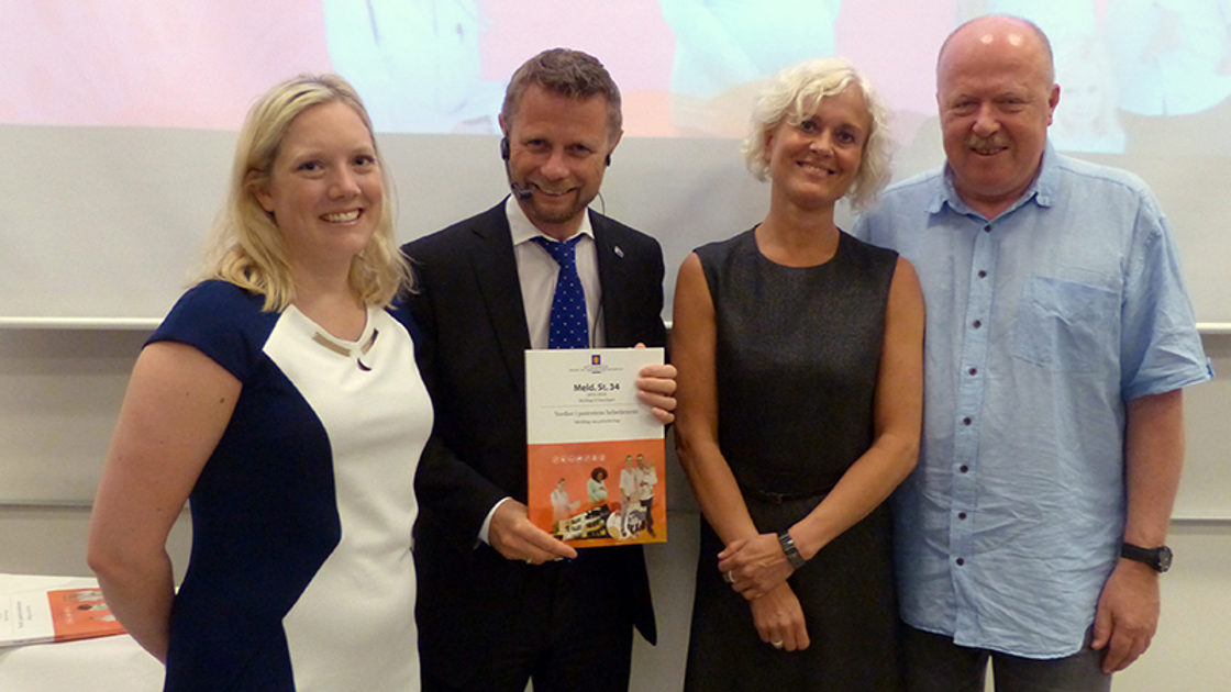 Helse- og omsorgsminister Bent Høie sammen med Aina Stenersen fra Revmatikerforbundet, Tove Gundersen fra Rådet for psykisk helse og Bjørnar Allgot fra Diabetesforbundet.