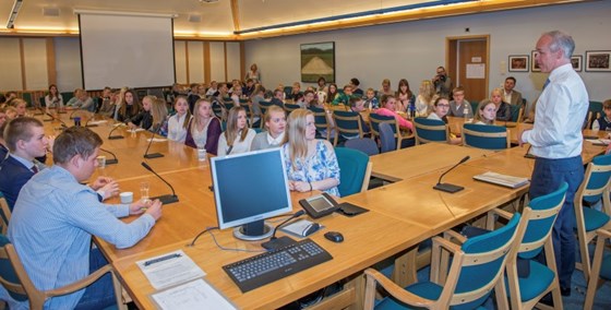 Kommunal- og moderniseringsminister Jan Tore Sanner møtte elever fra Øvre Eiker.