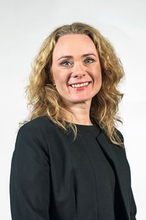 Portrettbilde (medium close-up) av arbeids- og sosialminister Anniken Hauglie.