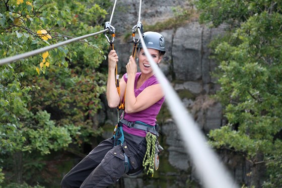 Hos Aktiv Fritid kan du delta på spennende aktiviteter som zipline, klatring, sykling og rappellering.