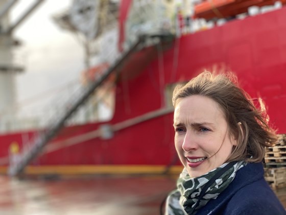 Næringsminister Iselin Nybø foran et offshoreskip