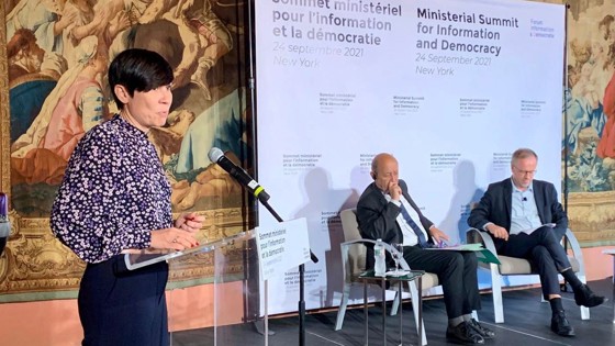 Utenriksminister på talerstol