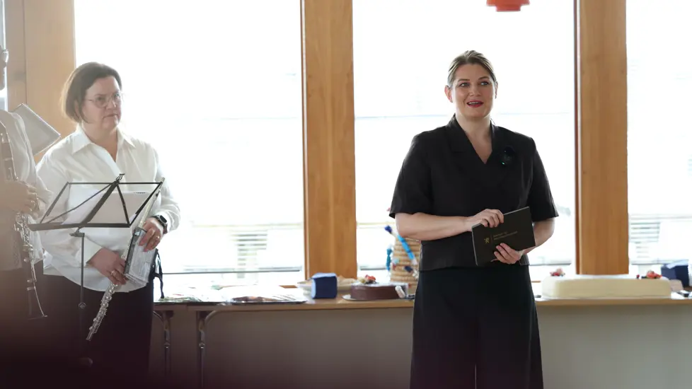 Næringsministeren i Lofoten under markeringen, på kommunehuset.