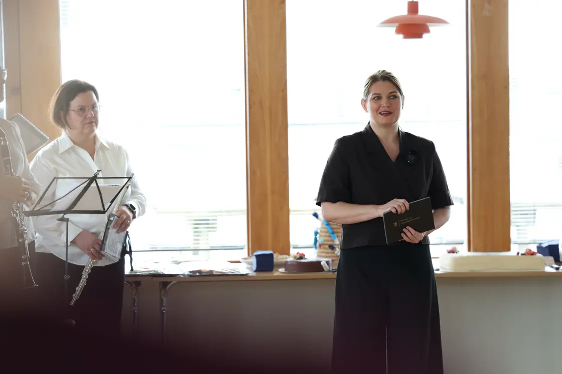Næringsministeren i Lofoten under markeringen, på kommunehuset.