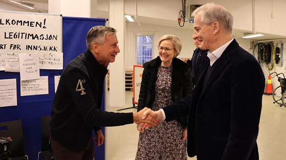 Helse- og omsorgsminister Ingvild Kjerkol og statsminister Jonas Gahr hilser på Richard Bergström