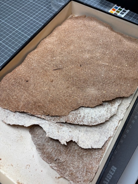 «Fladbrød av almebark, laget efter gammel opskrift, de lyse leiver med byggmel og de mørke av barkmel som «breidmjøl. Eikesdalen våren 1935, Trond Utigard».