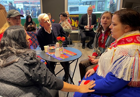 Kulturministeren og statsministeren i samtale med tre samiske kulturarrangører.