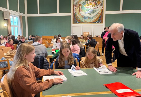 Statsministeren i samtale med skoleelever på rådhuset i Bodø.