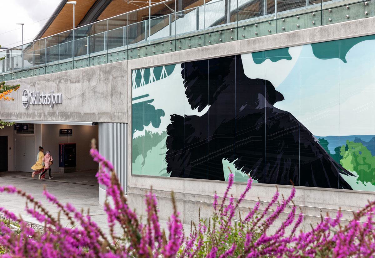 Bilde 47: Ski stasjon, Follobanen, Nordre Follo. Byggherre: Bane NOR SF. Arkitekt/landskapsarkitekt: LPO Ar-kitekter AS/ LINK arkitektur. Tittel kunstverk: Gjennom Landskap. Kunstner: Tiril Schrøder. Foto: Christian Tunge