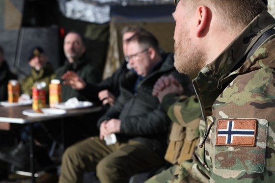 Forsvarsminister Bjørn Arild Gram besøke flere norske avdelinger under Nordic Response.