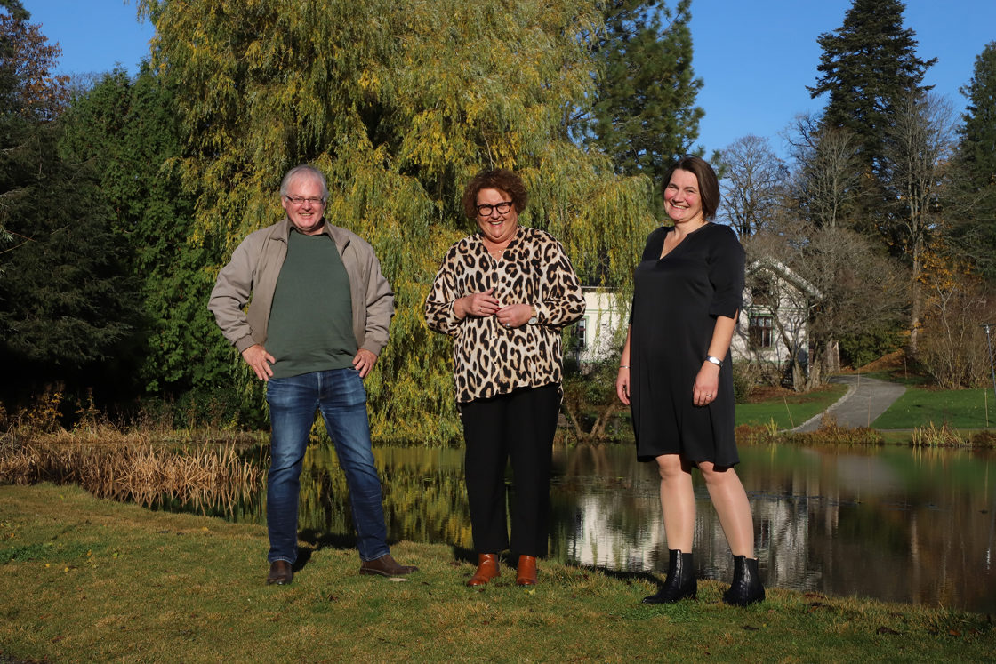 Landbruks- og matminister Olaug Bollestad,  sammen med jordkartlegger/senioringeniør Ove Klakegg og avdelingsleder Siri Svendgård-Stokke som har arbeidet mye med de nye kartene.