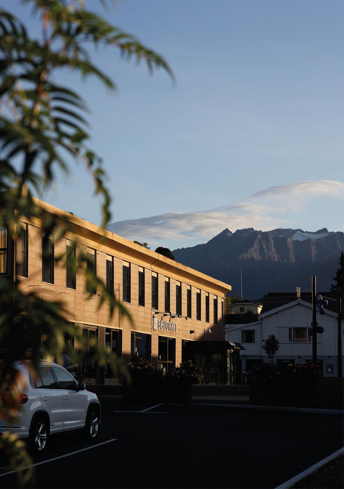 Photo of Sykkylven Public Library. Client: Sykkylven municipality. Landscape architect: LARK Landscape AS. Photo: Kristin Støylen