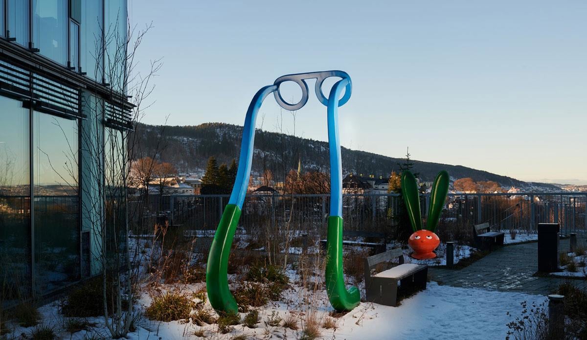 Photo of Haukeland University Hospital, Glasblokkene, Bergen. Client: Helse Bergen HF. Archi-tect/Landscape architect: KHR Architecture, Rambøll AS/PKA Arkitekter AS/Schønherr AS. Title of artwork: Nice To See You. Artist group: Inges Idee. Photo: Pål Hoff