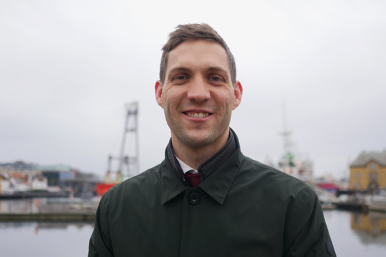 Bilde av klima- og miljøministeren i en havn.