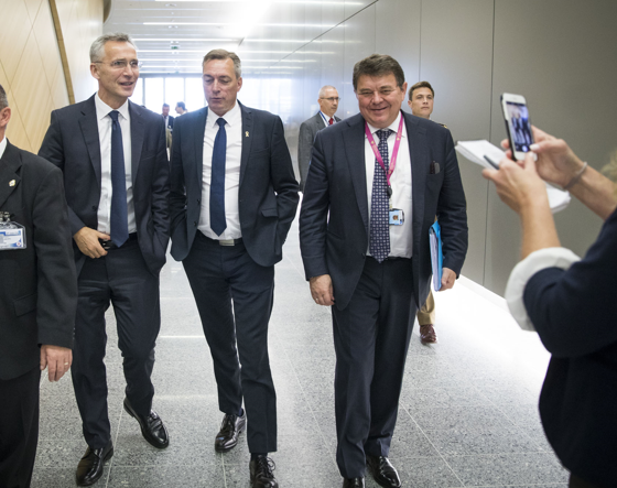 Forsvarsminister Frank Bakke-Jensen omkranset av NATO-generalsekretær Jens Stoltenberg og Norges NATO-ambassadør Øystein Bø.