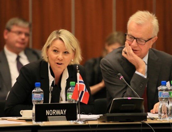 Næringsminister Monica Mæland saman med ambassadør Harald Neple. 