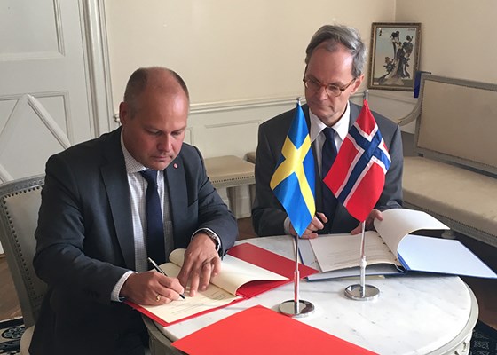 Sveriges justisminister Morgan Johnsson (til venstre) og Norges ambassadør til Sverige, Christian Syse, signerte avtalen i Stockholm i dag.